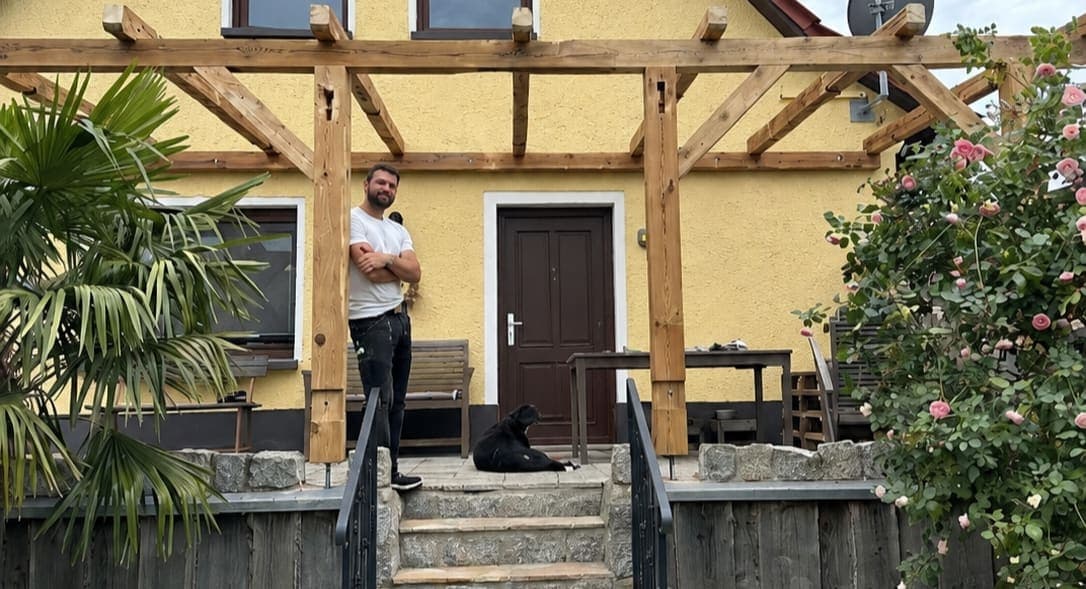 Alexander Korn vor einer seiner Holzkonstruktionen