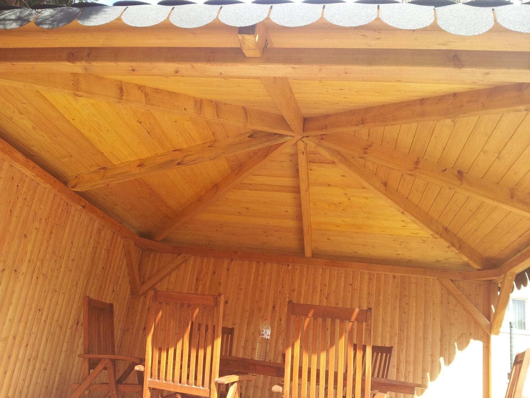 Gartenpavillon von innen: sichtbare Dachkonstruktion aus Holz